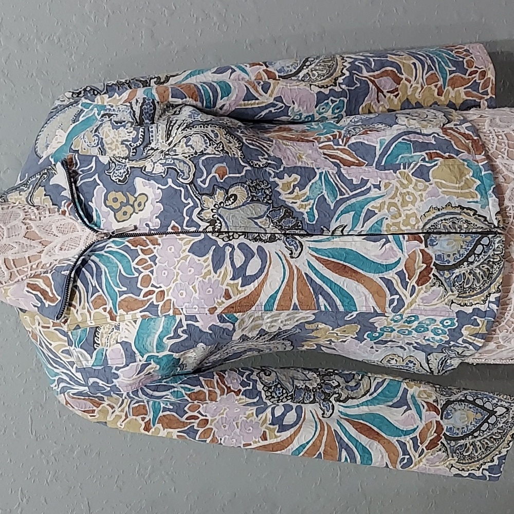 Chicos 100% cotton floral zip textured blue jacket equivalent size s  / chicos 0
